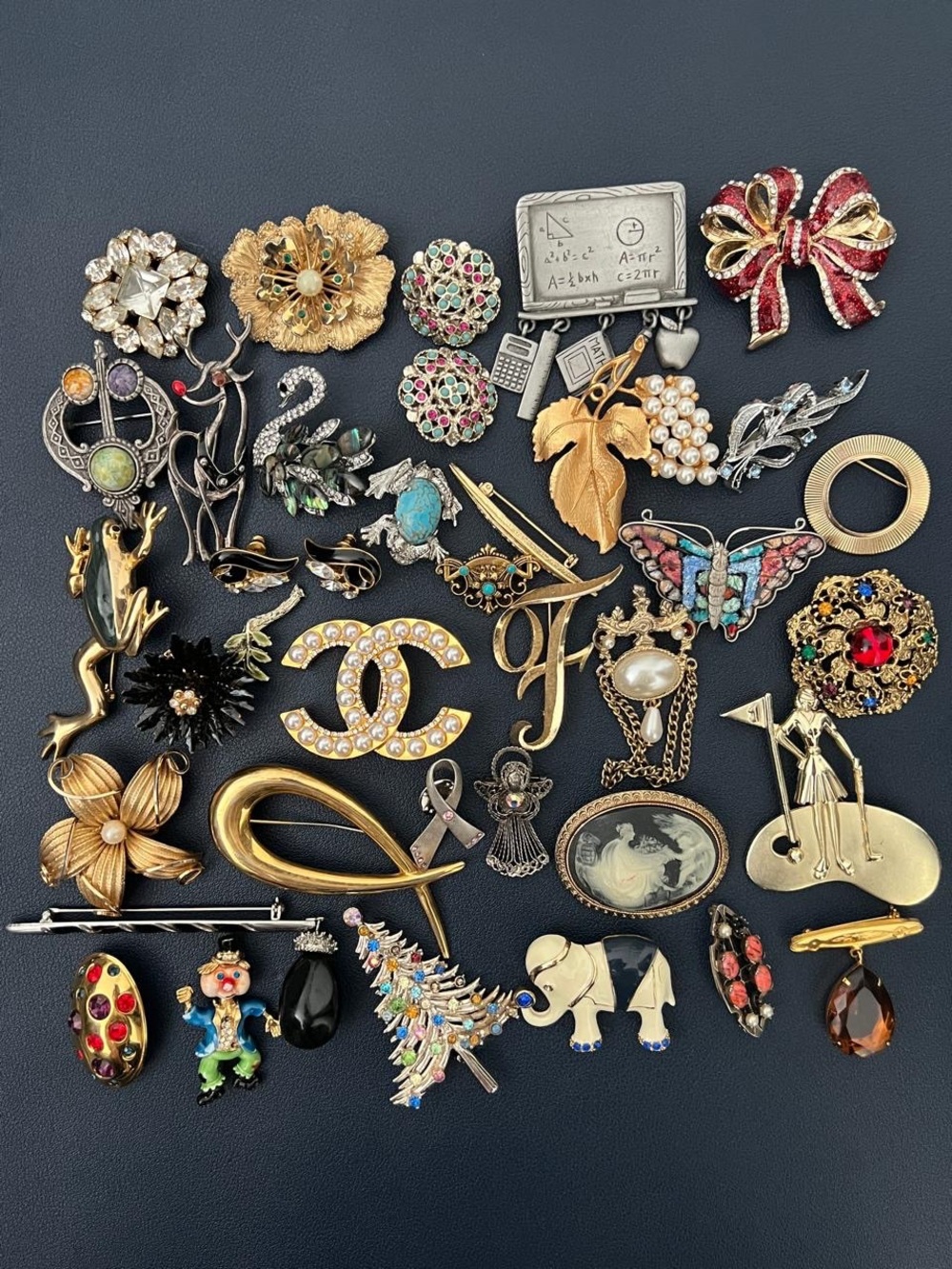 Vintage to modern lot with brooches and earrings bundle/ lot